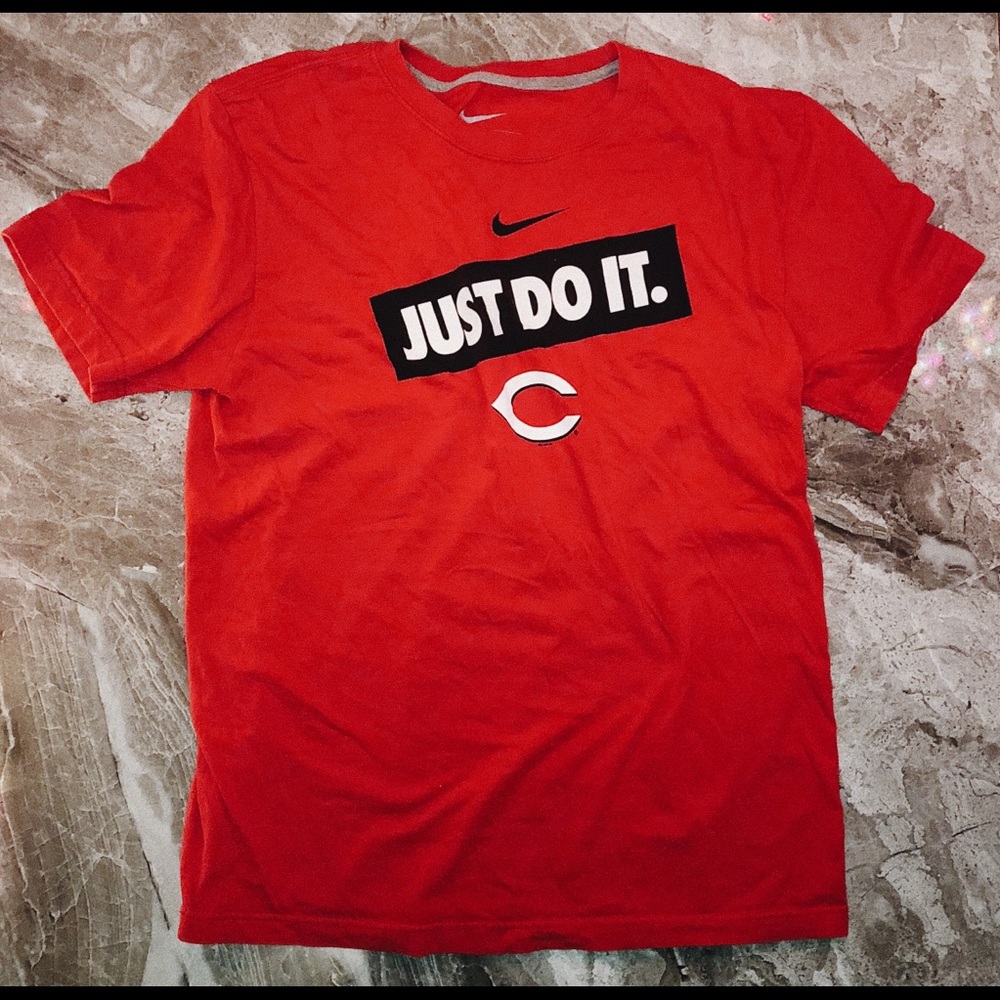 2 Nike shirts, 1 pair of Nike short - Picture 5 of 8